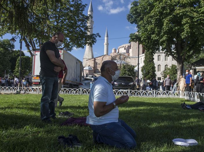 a Ayasofya önünde toplanan vatandaşlar namaz kılıp dua etti