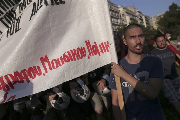 Yunanistan'da sınırlı gösteri yasası parlamentodan geçti