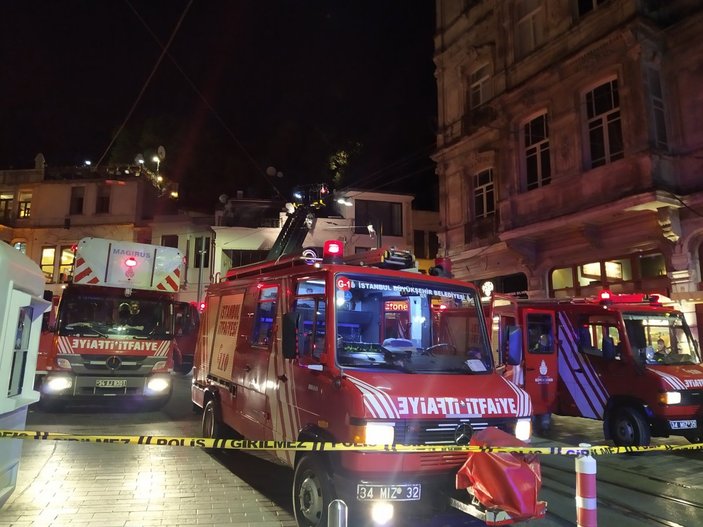 Beyoğlu'nda bir mağazada yangın çıktı