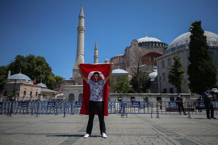 İbadete açılan Ayasofya'ya büyük ilgi