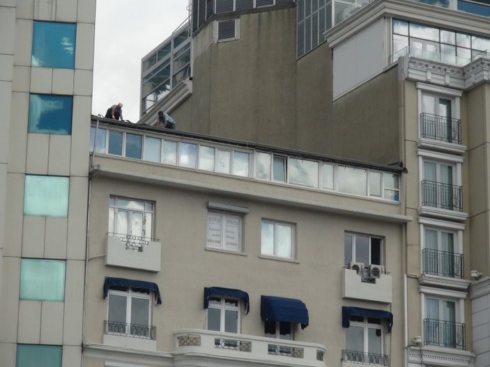 Taksim’de yola düşen mala panik yarattı