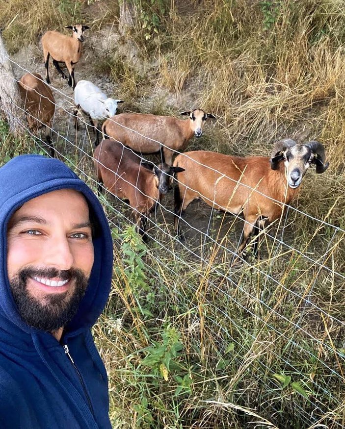 Tarkan, hayvanlarla selfie yaptı