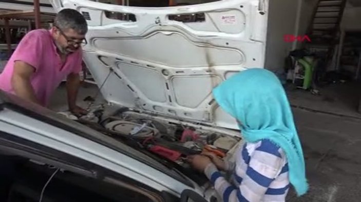 Mersin'de küçük Ayşe babasına tamirci çıraklığı yapıyor