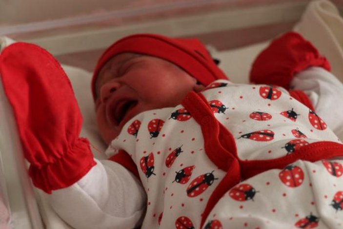 Ankara'da kanseri yenen anne, ikizlerini dünyaya getirdi