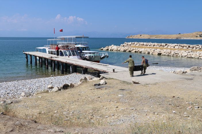 Van Gölü'nde kayıp cesetlerin arama çalışmaları sürüyor