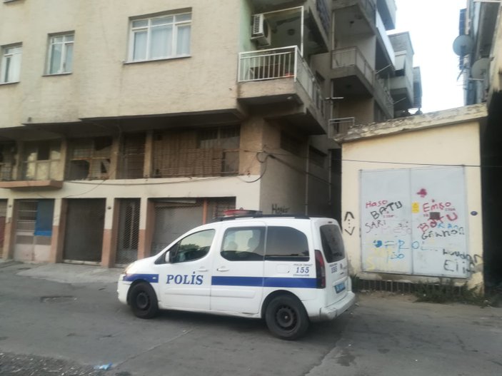 İzmir'de bıçakla yaralanan kadın hayatını kaybetti