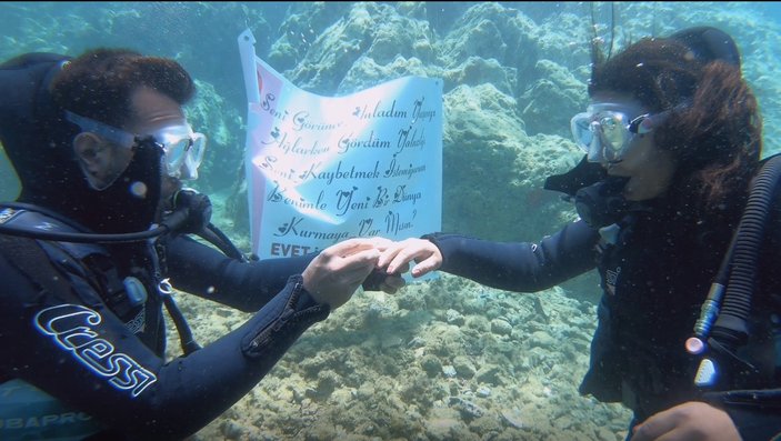 Balıkesir'de su altında evlilik teklifi aldı