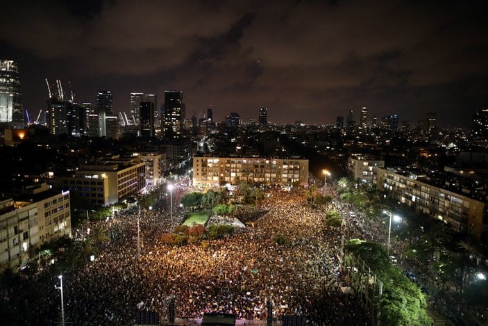 Binlerce İsrailli, Netanyahu hükümetini protesto etti