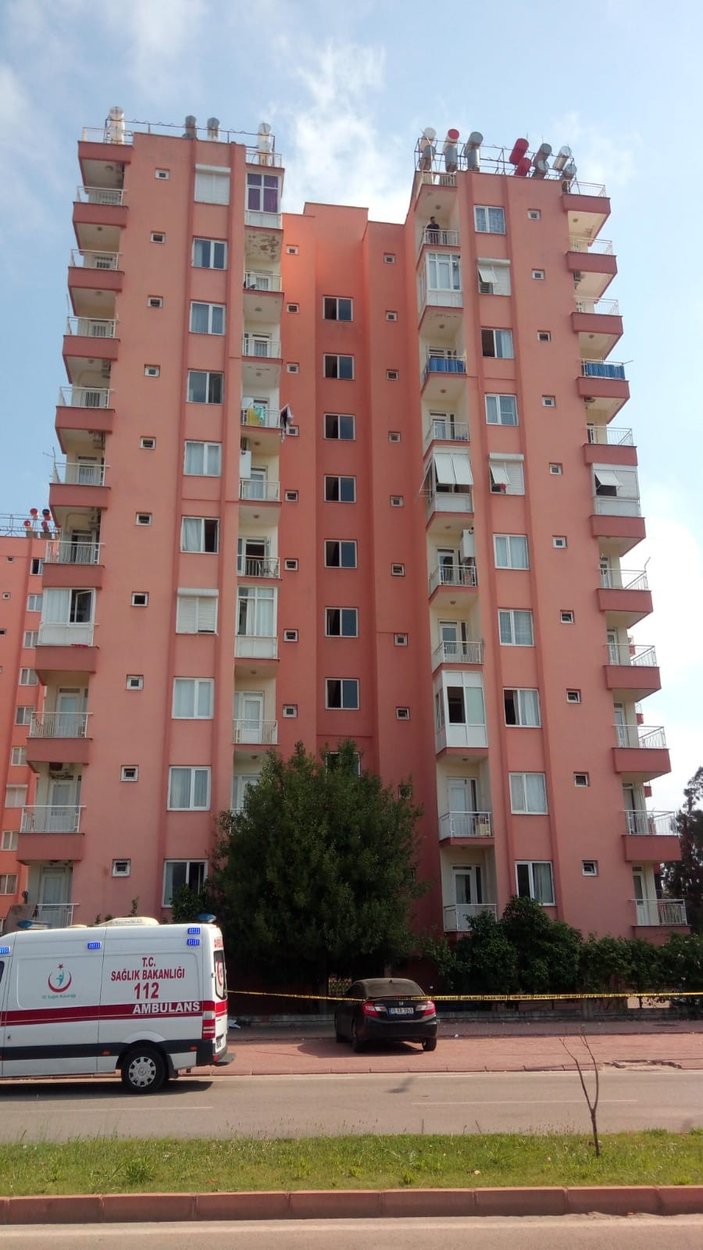 Antalya’da bir kadın çocuğunu çatıdan atıp, intihar etti