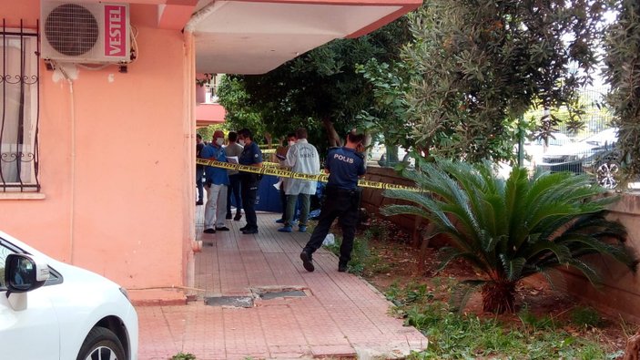 Antalya’da bir kadın çocuğunu çatıdan atıp, intihar etti