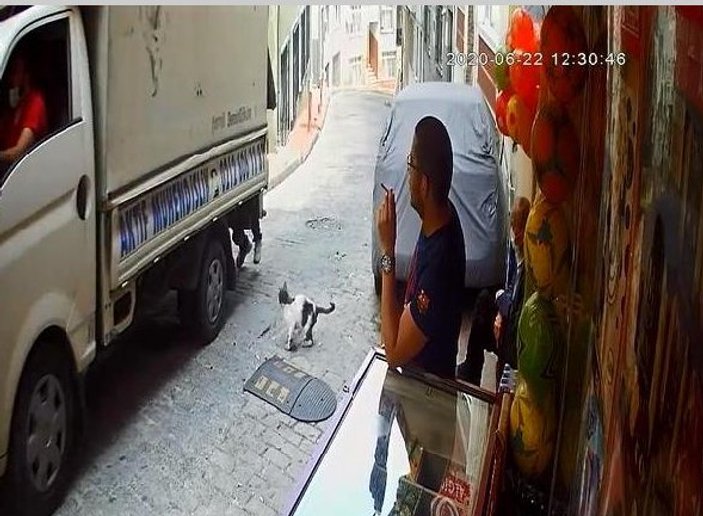 Beyoğlu'nda hareket halindeki kamyonetten hırsızlık