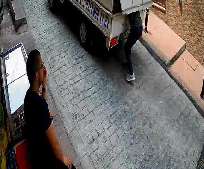 Beyoğlu'nda hareket halindeki kamyonetten hırsızlık