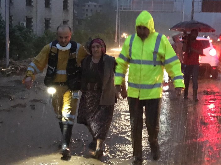 Rize'de sel ve heyelan nedeniyle 5 kişi yaralandı