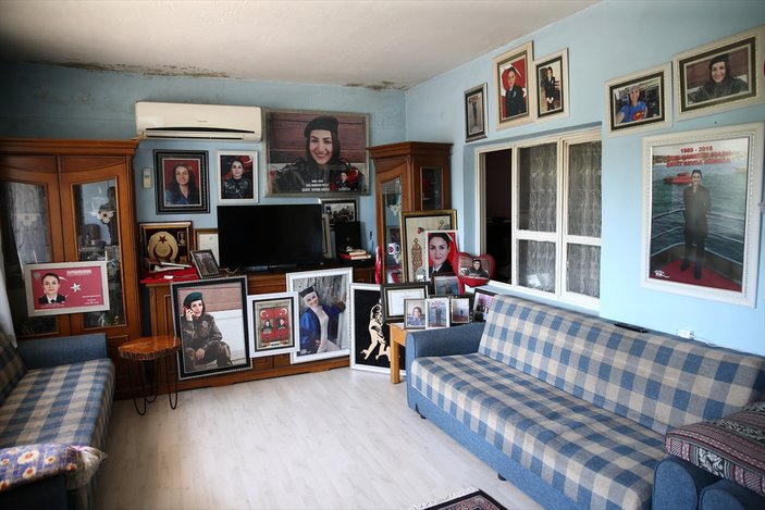 15 Temmuz'da şehit olan polisin odası fotoğraflarla doldu