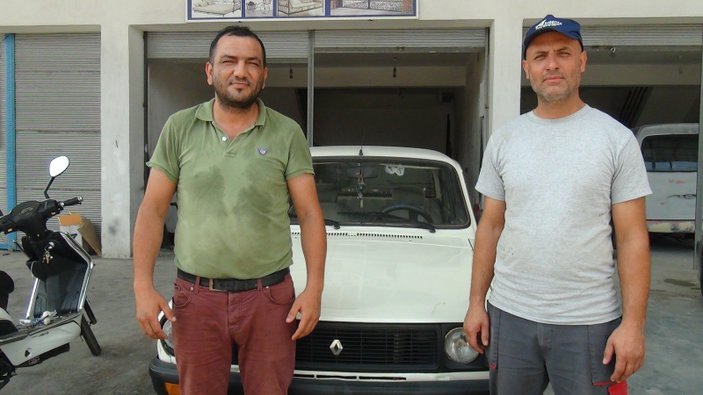 Antalya'da otomobiline çarpan serçenin hayatını kurtardı