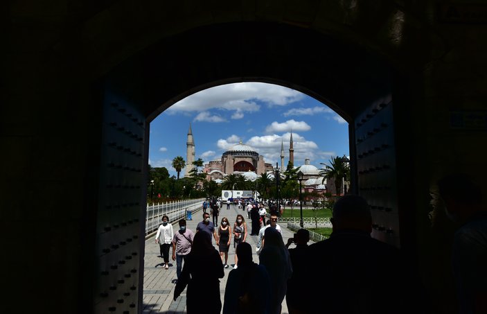 Ayasofya Camii’ne vatandaşların yoğun ilgisi devam ediyor