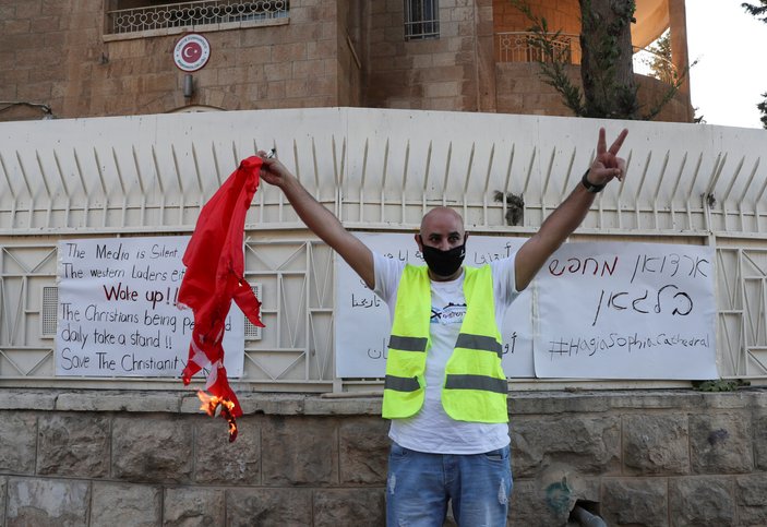 İsrailli gruptan, Türk bayrağına alçak saldırı