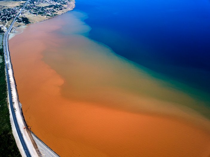 Sel suları Van Gölü’nü kızıla boyadı
