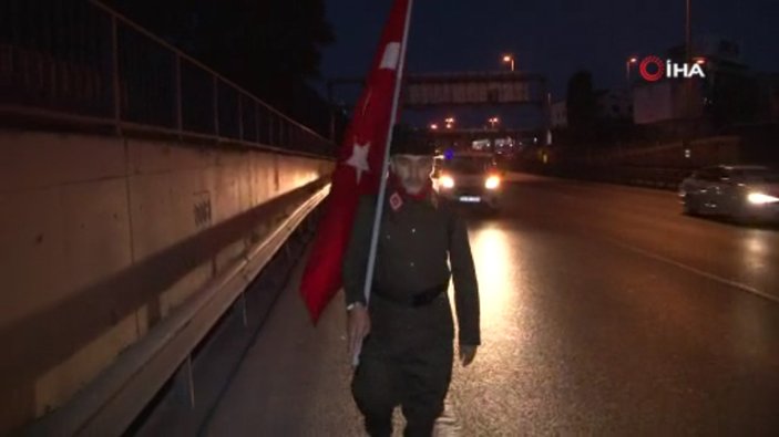 İstanbul'da bir vatandaş 15 Temmuz anıtına yürüyor