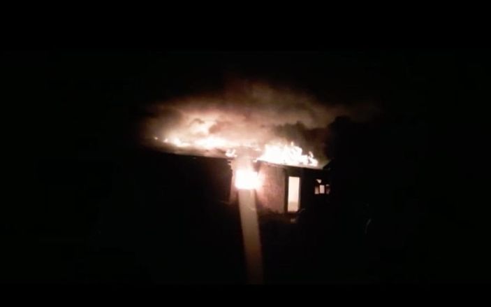 i Ardahan'da yangın: 2 ev ve 1 ahır yanarak kül oldu