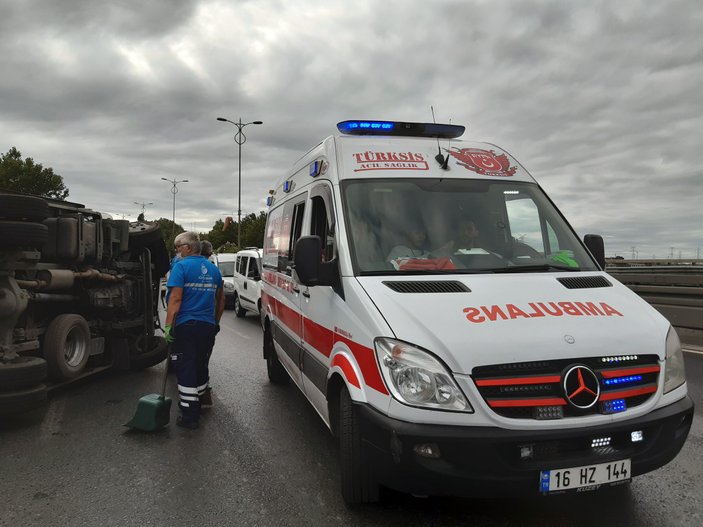 İstanbul'da kamyonet devrildi: 2 yaralı