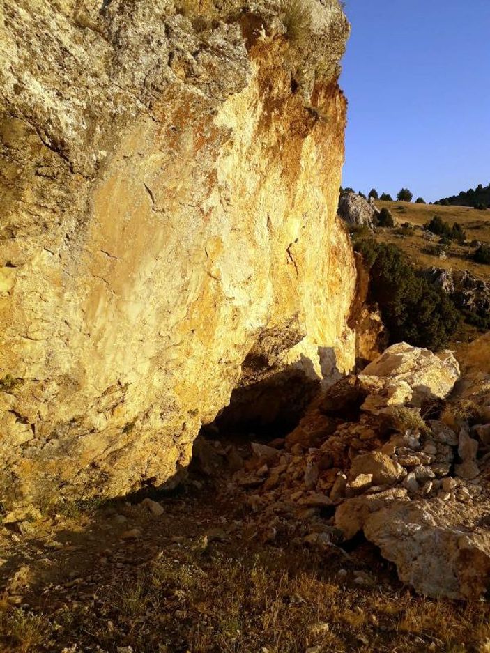 d Isparta’da define bulmak için kayayı patlattılar