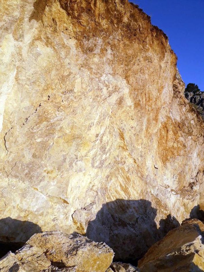 d Isparta’da define bulmak için kayayı patlattılar