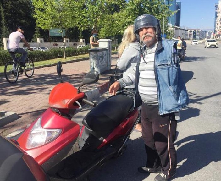 Antalya'da, tek koluyla motosiklet kullandı