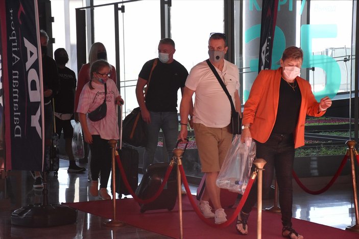 Muğla'da İngiliz turistler kırmızı halı ile karşılandı
