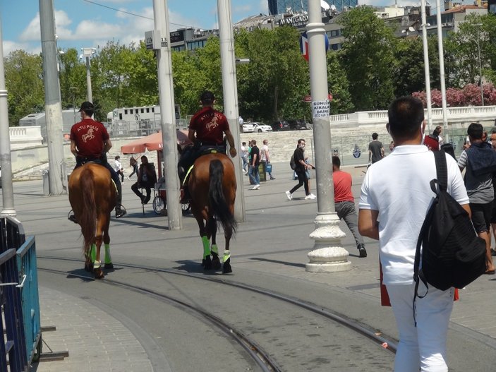 İstiklal Caddesi’nde atlı polisler