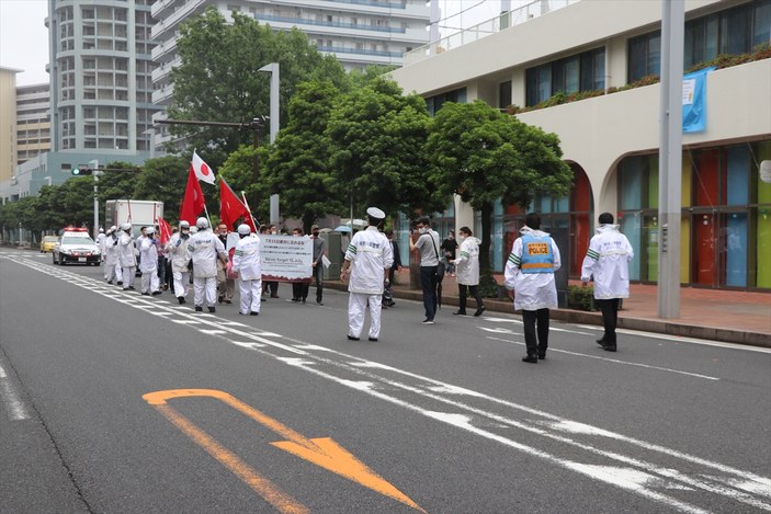 Japonya'da FETÖ'ye ait okulun önünde protesto