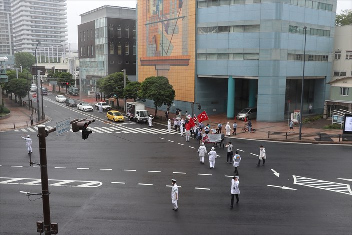 Japonya'da FETÖ'ye ait okulun önünde protesto