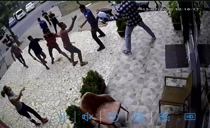 Kadıköy'de bıçaklı sopalı 'yan baktın' kavgası