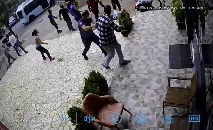 Kadıköy'de bıçaklı sopalı 'yan baktın' kavgası