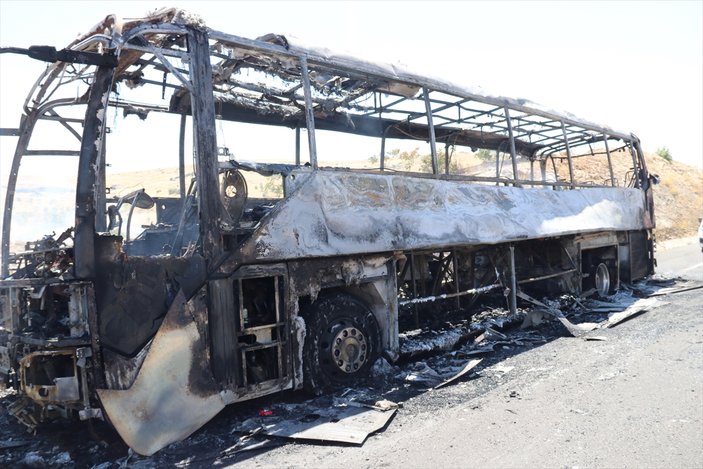 Şanlıurfa'da seyir halindeki otobüs yandı