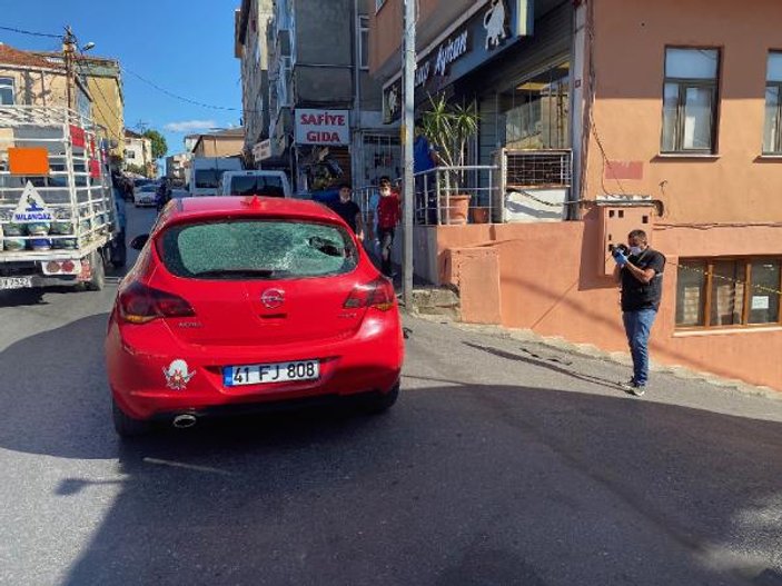 Beykoz'da kaza sonrası otomobile saldırdılar