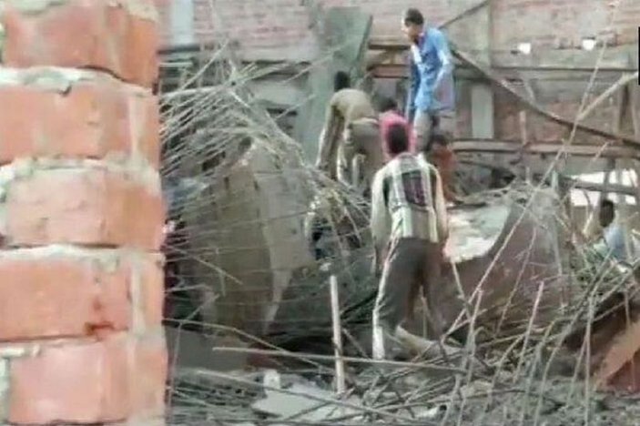 Hindistan’da maymunlar çatıya atladı: 5 ölü