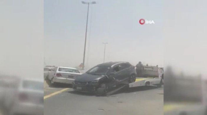 Kuveyt'te zincirleme kaza: 1 ölü 4 yaralı