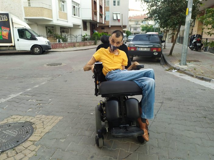 Tekerlekli sandalyesi çalınan gencin yüzünü güldürdü