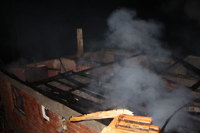 a Amasya'da çıkan yangında 2 ev yandı kül oldu