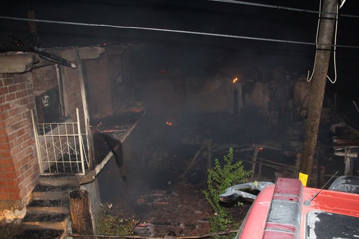 a Amasya'da çıkan yangında 2 ev yandı kül oldu