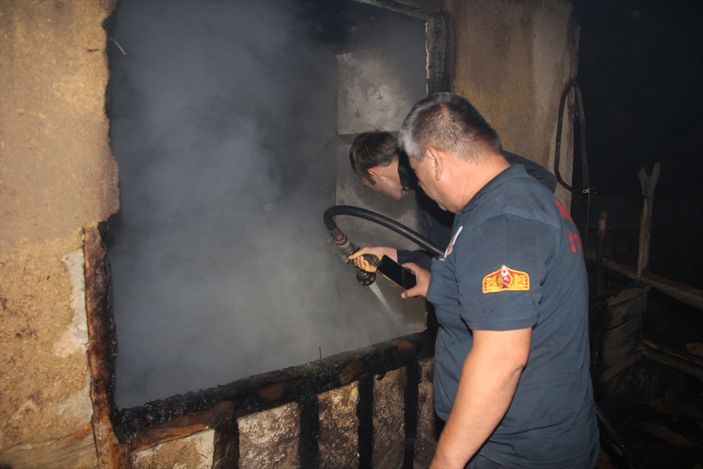 a Amasya'da çıkan yangında 2 ev yandı kül oldu