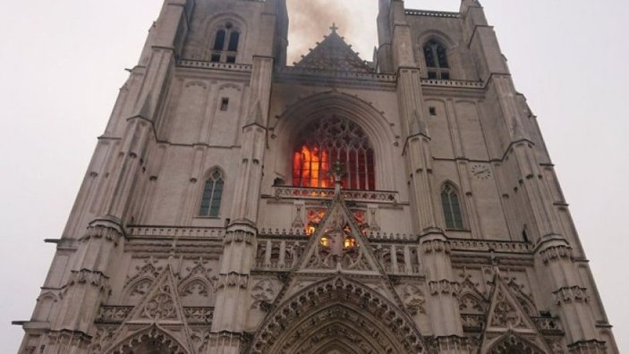 Fransa'da tarihi Nantes Katedrali'nde yangın