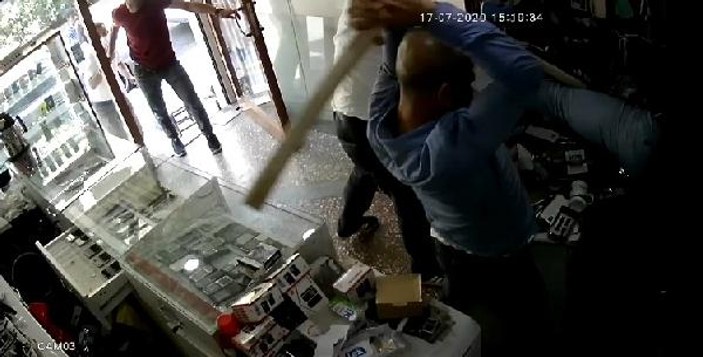 Siirt'te telefoncuya sopalı saldırı
