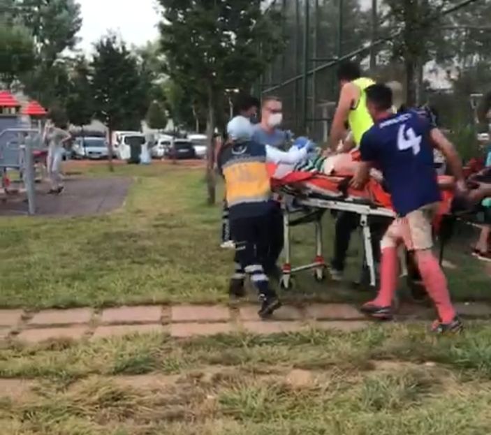 i Bursa’da halı sahada kalp krizi geçiren sağlıkçı genç