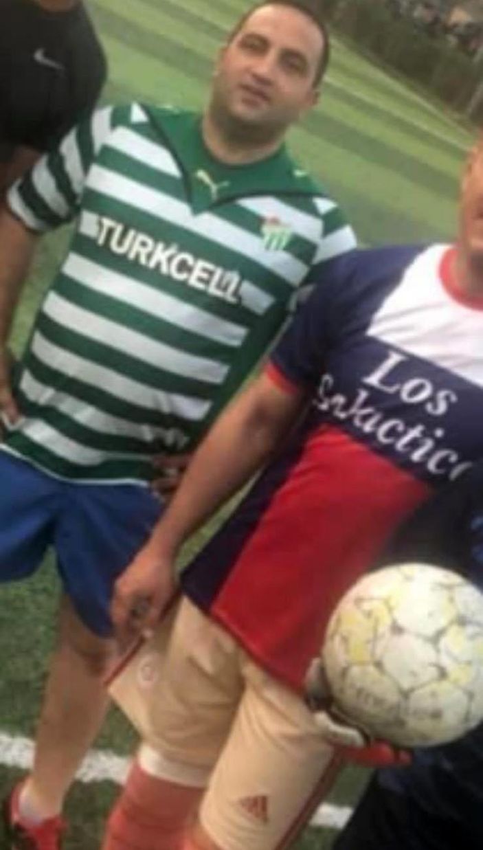 i Bursa’da halı sahada kalp krizi geçiren sağlıkçı genç