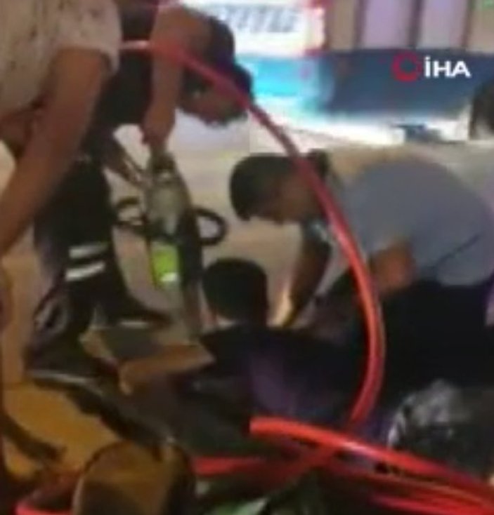 Mersin'de mazgala kolu sıkışan genç kurtarıldı