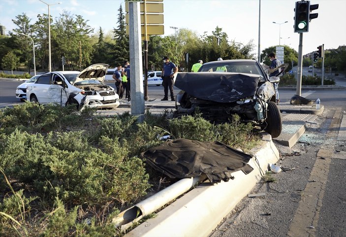 Ankara'da iki otomobil çarpıştı: 4 yaralı