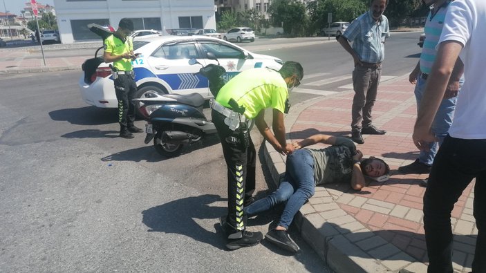 Antalya'da araca çarpmamak için motosikletini devirdi