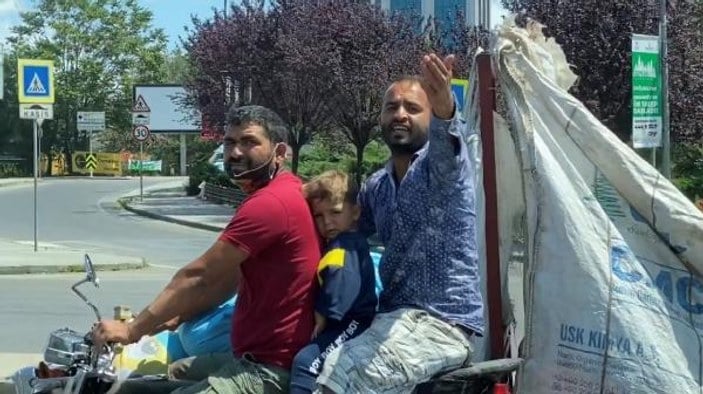 İstanbul'da üç çocukla motosikletli yolculuk